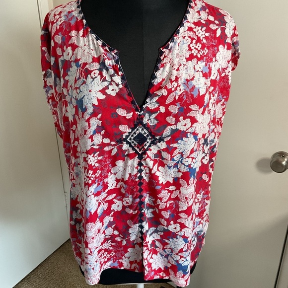 20. Lucky Brand Red and White Graphic Cap Sleeve Blouse Size Medium - Picture 1 of 9